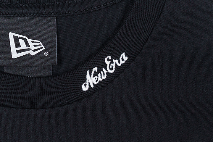 NEW ERA BASIC BLACK SHORT SLEEVE T-SHIRT WITH SCRIPTED WORDMARK ON COLLAR