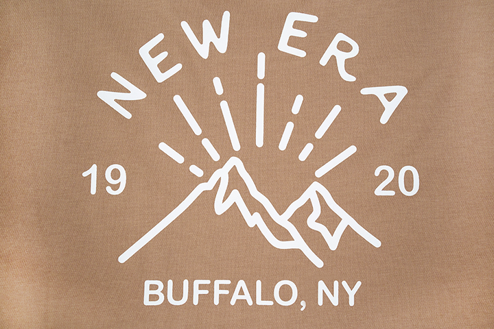 NEW ERA MOUNTAIN LOGO KHAKI SHORT SLEEVES T-SHIRT