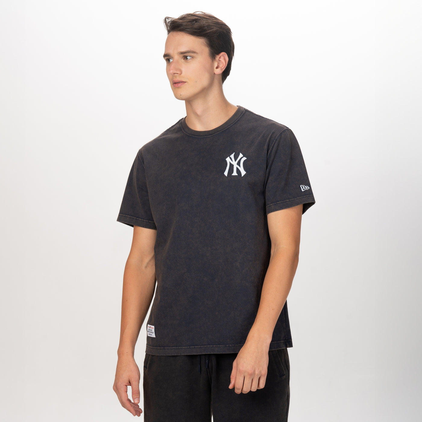 NEW ERA BROKEN WORLD-ACID WASH NEW YORK YANKEES NAVY SHORT SLEEVE T-SHIRT