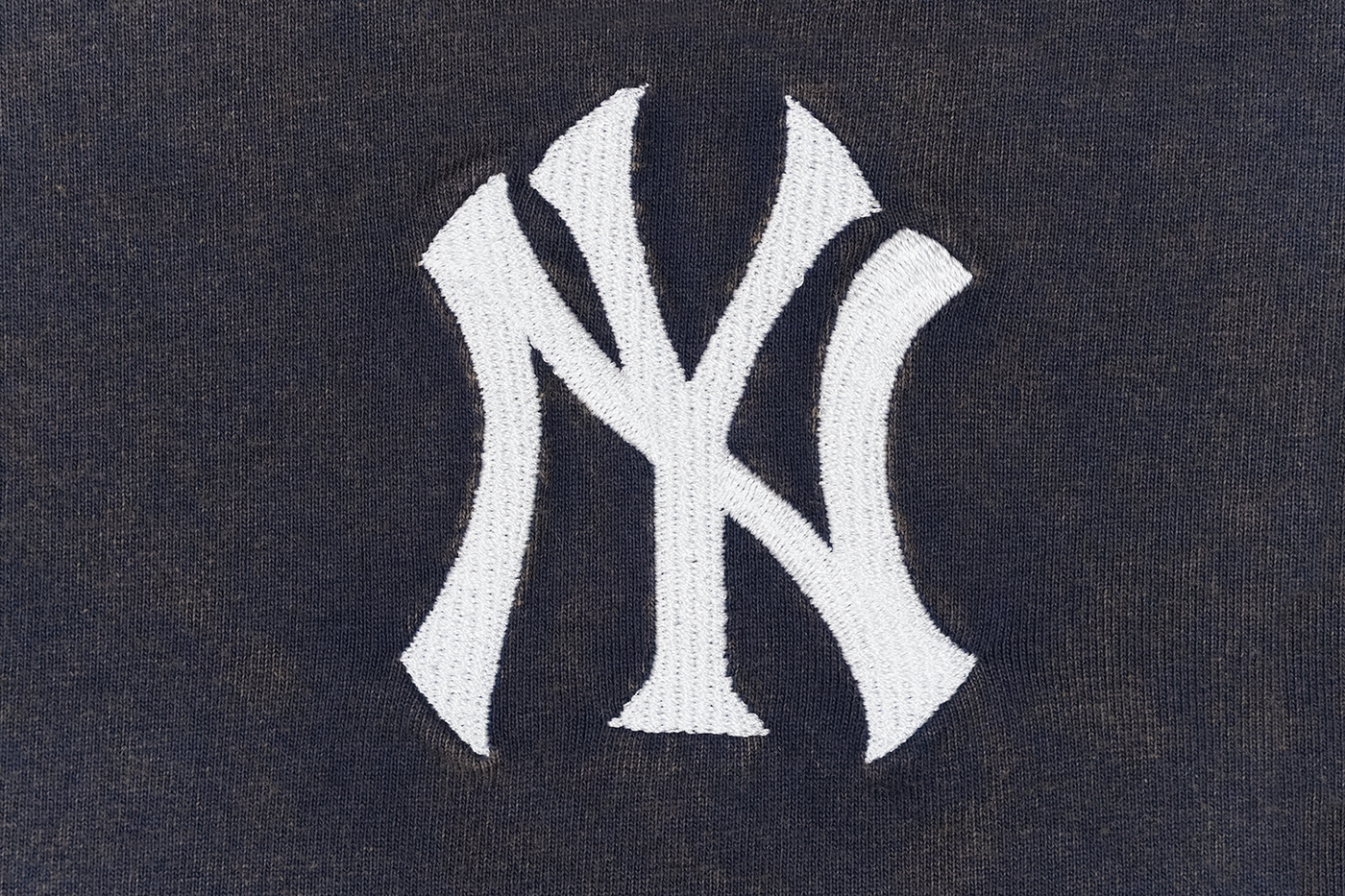 NEW ERA BROKEN WORLD-ACID WASH NEW YORK YANKEES NAVY SHORT SLEEVE T-SHIRT