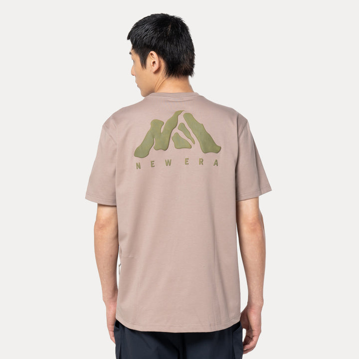 NEW ERA MOUNTAIN LOGO ASH BROWN PERFORMANCE SHORT SLEEVE T