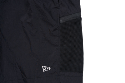 NEW ERA OUTDOOR NATURAL LOGO BLACK UTILITY SHORTS