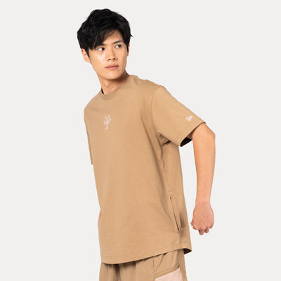 NEW ERA OUTDOOR NATURAL LOGO KHAKI PERFORMANCE SHORT SLEEVE T-SHIRT