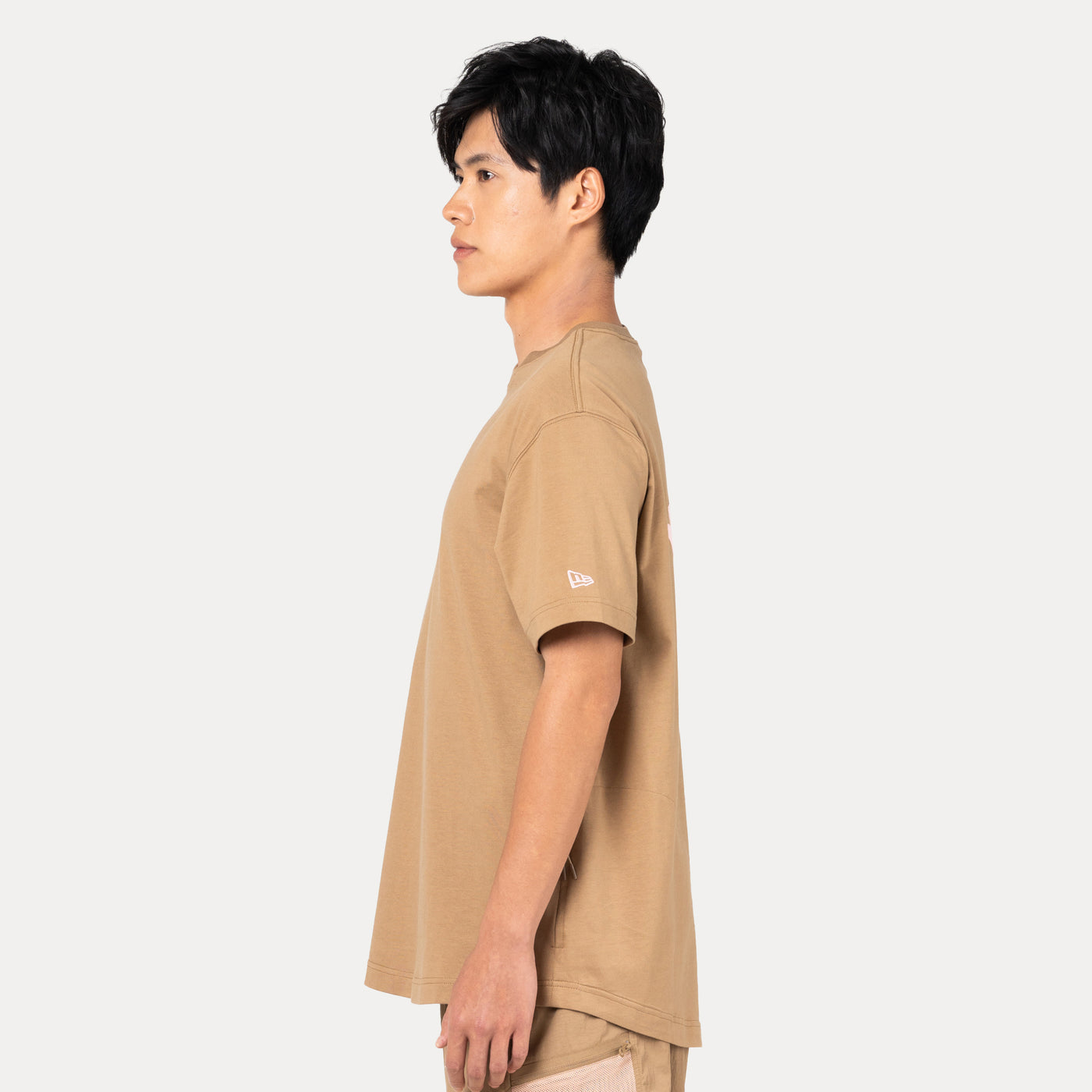 NEW ERA OUTDOOR NATURAL LOGO KHAKI PERFORMANCE SHORT SLEEVE T-SHIRT