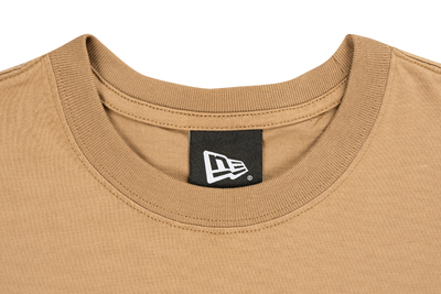 NEW ERA OUTDOOR NATURAL LOGO KHAKI PERFORMANCE SHORT SLEEVE T-SHIRT