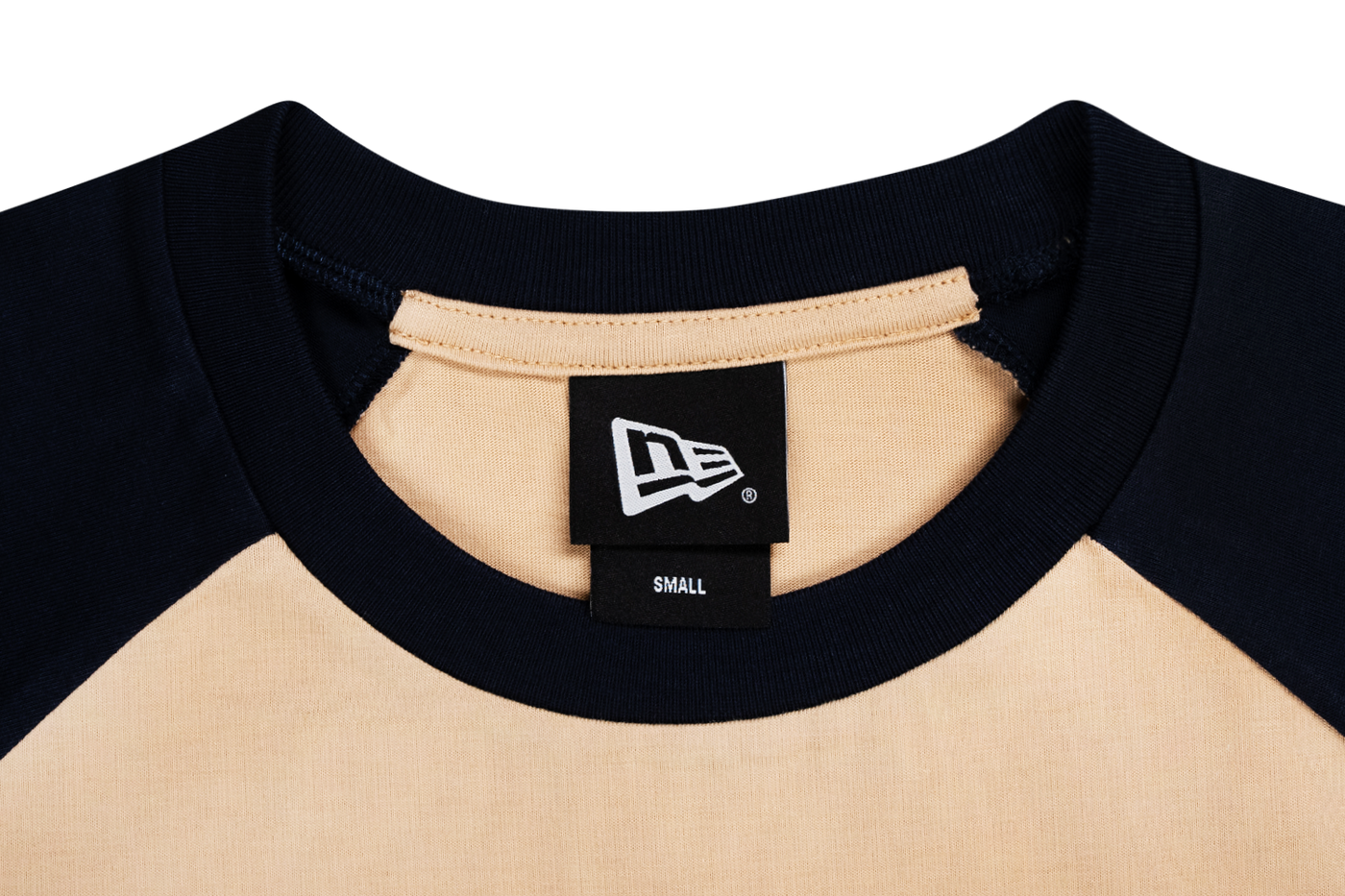 NEW ERA BASIC SCRIPT OAT MILK RAGLAN SLEEVE T-SHIRT