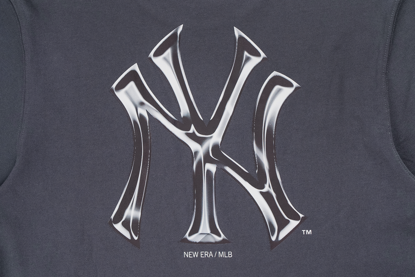 NEW YORK YANKEES COMIC SPACE GRAPHITE SHORT SLEEVE T-SHIRT