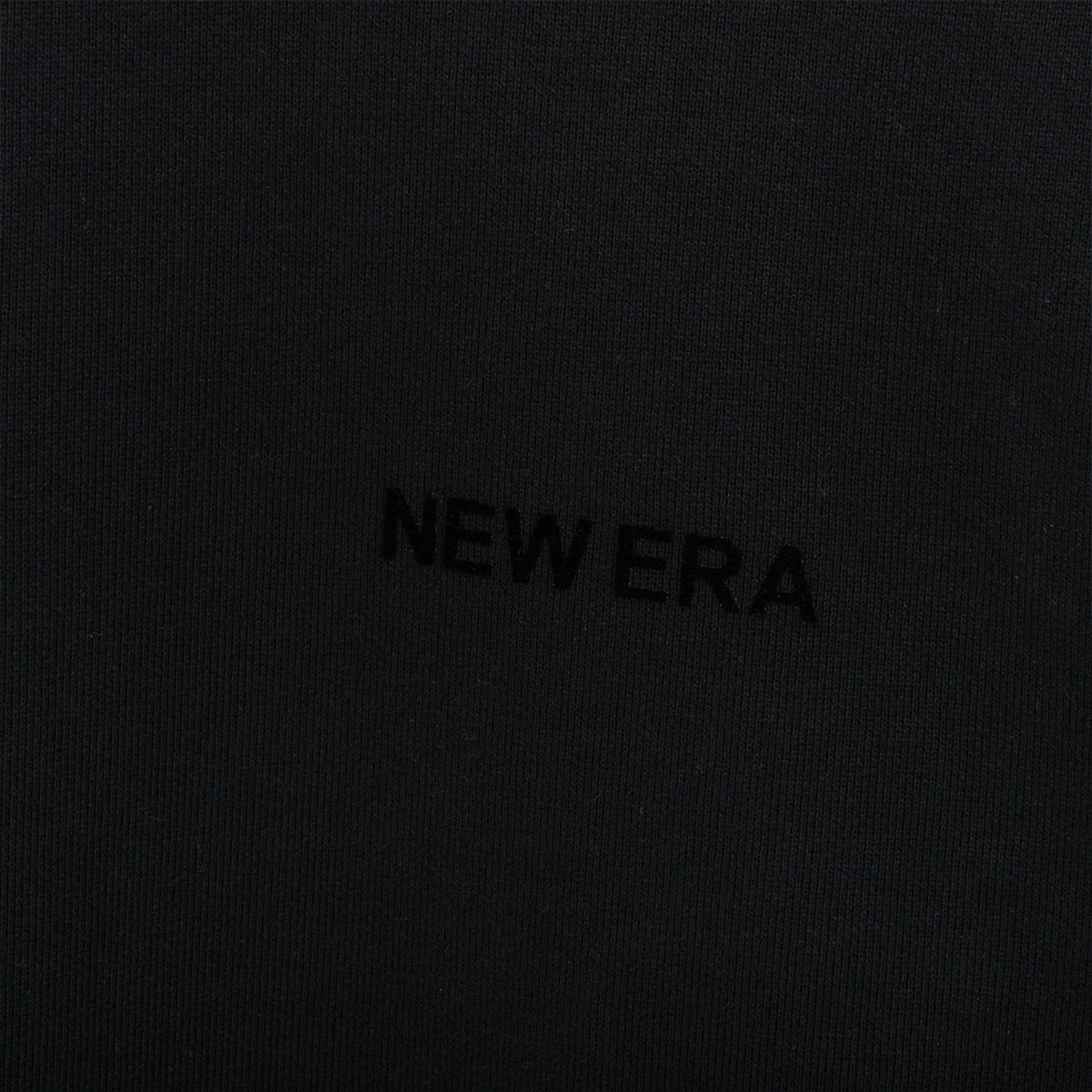 NEW ERA ESSENTIAL BLACK SWEATSHIRT