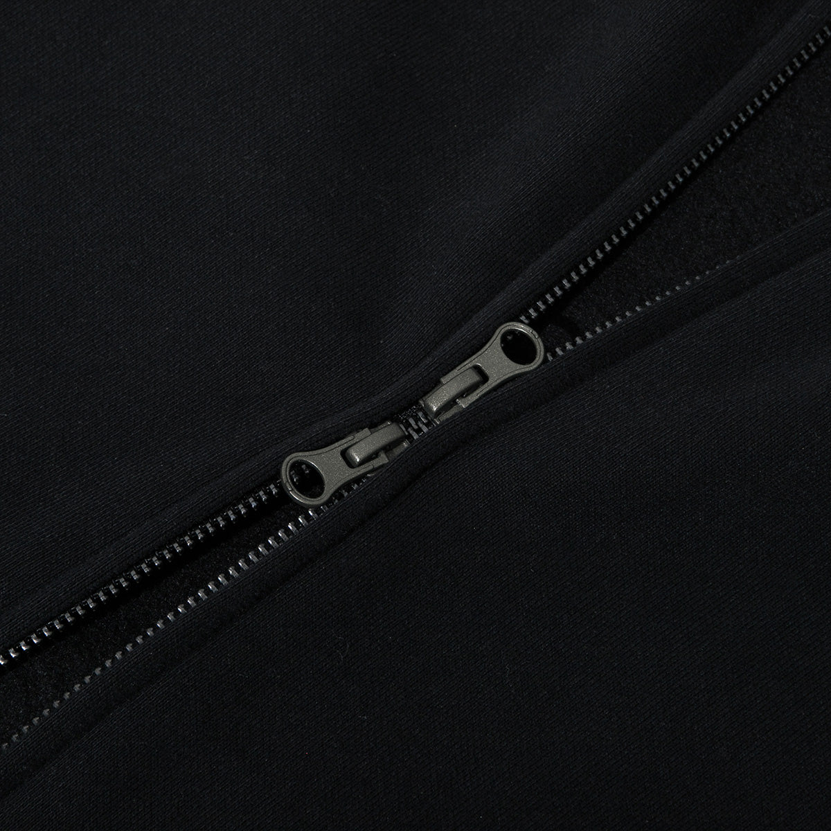 NEW ERA ESSENTIAL BLACK ZIP-UP HOODIE