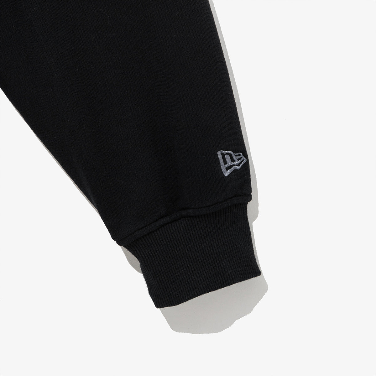 NEW ERA ESSENTIAL BLACK ZIP-UP HOODIE