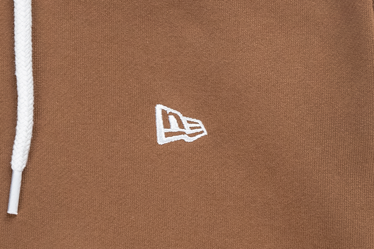 NEW ERA TIMELESS MINIMAL FLAG TOFFEE HOODIE