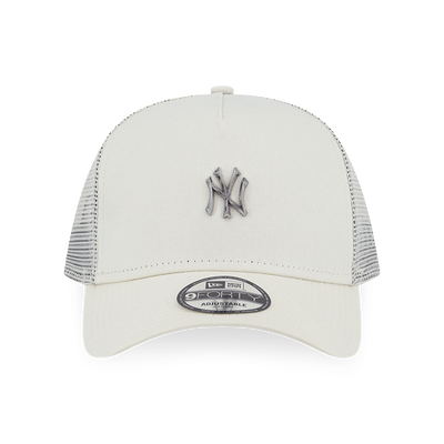 NEW YORK YANKEES MLB METAL BADGE CHROME WHITE 9FORTY AF TRUCKER CAP