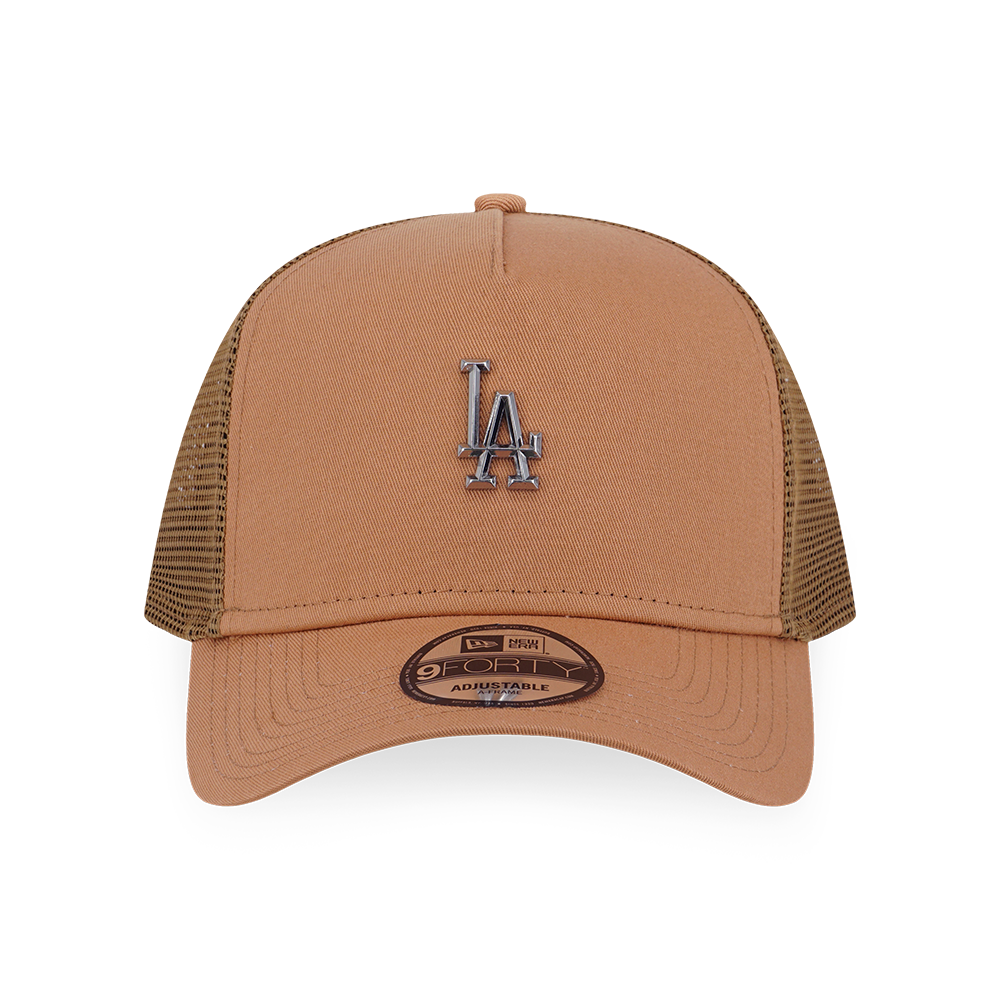 LOS ANGELES DODGERS MLB METAL BADGE DEEP SAND BROWN 9FORTY AF TRUCKER CAP