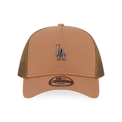 LOS ANGELES DODGERS MLB METAL BADGE DEEP SAND BROWN 9FORTY AF TRUCKER CAP