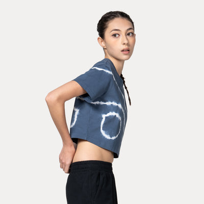 NEW ERA BASIC TIE DYED MUTED INDIGO WOMEN CROP TEE
