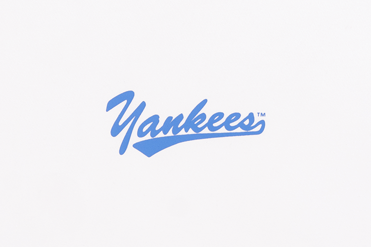 NEW YORK YANKEES GRAPHIC COOLERA™ WHITE OVERSIZED SHORT SLEEVE T-SHIRT