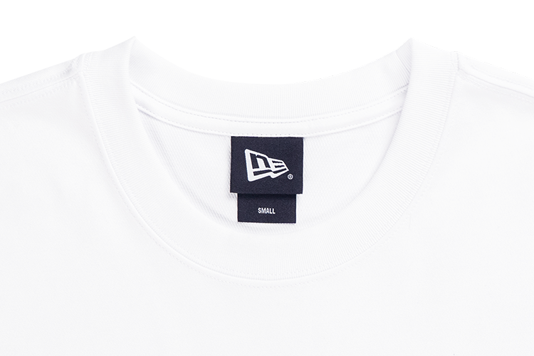 NEW YORK YANKEES GRAPHIC COOLERA™ WHITE OVERSIZED SHORT SLEEVE T-SHIRT