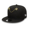 NEW ERA 59FIFTY® DAY CAP & STICKER CHAIN BLACK AND GOLD PIN