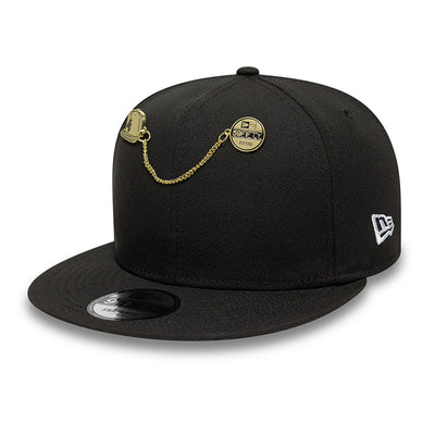 NEW ERA 59FIFTY® DAY CAP & STICKER CHAIN BLACK AND GOLD PIN