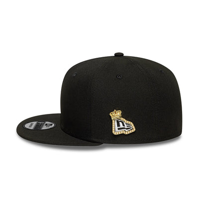 NEW ERA 59FIFTY® DAY CROWN FLAG BLACK AND GOLD PIN