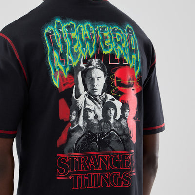 NEW ERA X NETFLIX STRANGER THINGS GRAPHIC BLACK OVERSIZED SHORT SLEEVE T-SHIRT