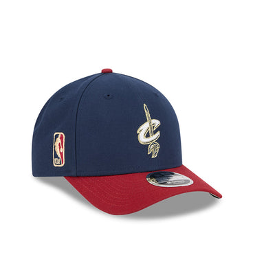 NBA CLASSIC EDITION 2025 CLEVELAND CAVALIERS 2-TONE RED VISOR DARK BLUE 9FORTY MC CAP