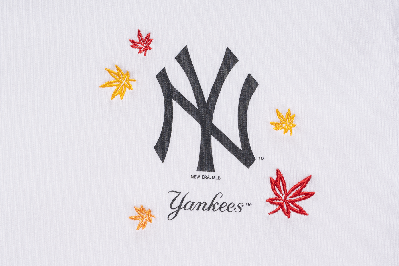 MAPLE LEAVES WHITE SHORT SLEEVE T-SHIRT