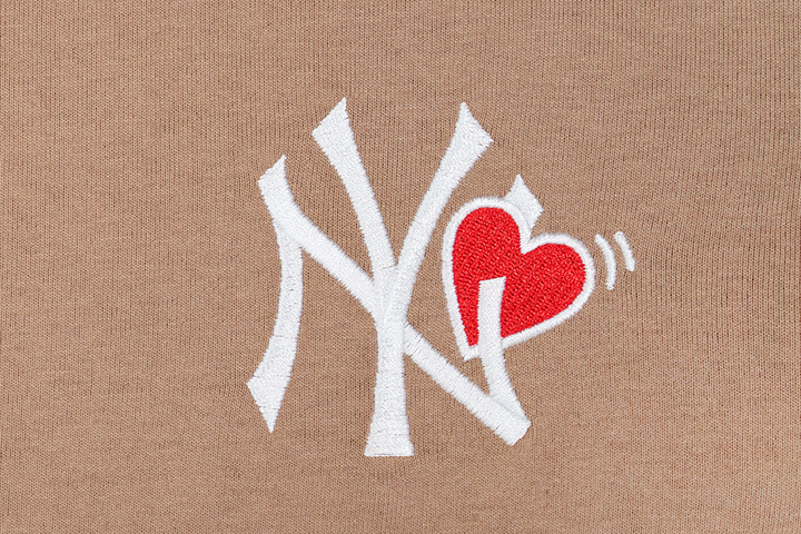 NEW YORK YANKEES VALENTINE - WITH HEART KHAKI SHORT SLEEVE T-SHIRT