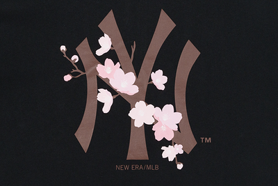 NEW YORK YANKEES SAKURA BLACK SHORT SLEEVE T-SHIRT