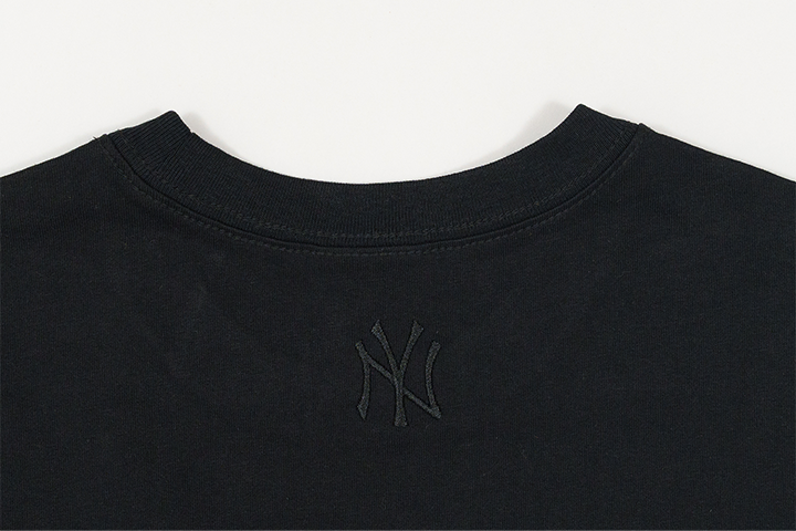 NEW YORK YANKEES SAKURA BLACK SHORT SLEEVE T-SHIRT